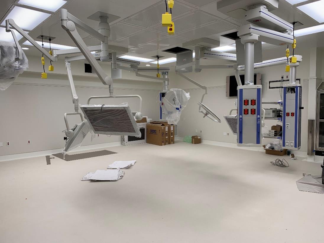 A hospital room with many medical equipment on the floor.